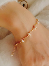 Load image into Gallery viewer, Gold Romantic Floral-Inspired Pearl Necklace