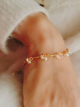 Load image into Gallery viewer, Gold Romantic Floral-Inspired Pearl Necklace