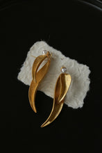 Load image into Gallery viewer, Golden Leaf Pearl Statement Earrings