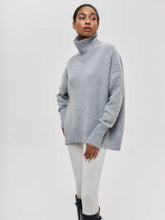 Load image into Gallery viewer, Simple Loose Turtleneck Long Sleeve Sweater
