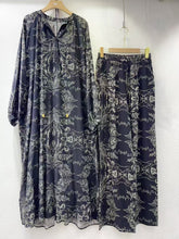 Load image into Gallery viewer, Loose Black Printed Long Sleeve Maixi Dress
