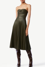 Load image into Gallery viewer, Sexy Strapless Pleated Mid Dress
