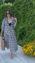 Load image into Gallery viewer, Black and White Print Long Sleeves Midi Dress
