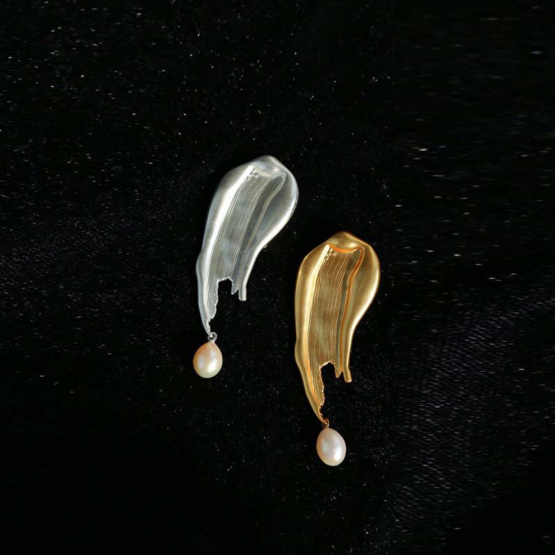 Asymmetrical Brushstroke Pearl Brooch