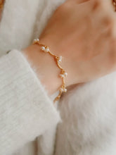 Load image into Gallery viewer, Gold Romantic Floral-Inspired Pearl Necklace 
