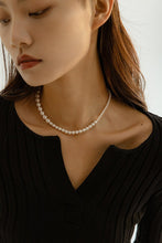 Load image into Gallery viewer, Gradient Collarbone T-Bar Pearl Necklace


