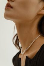 Load image into Gallery viewer, Gradient Collarbone T-Bar Pearl Necklace

