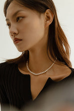 Load image into Gallery viewer, Gradient Collarbone T-Bar Pearl Necklace

