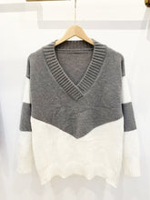 Load image into Gallery viewer, Color Block Long Sleeve Sweater
